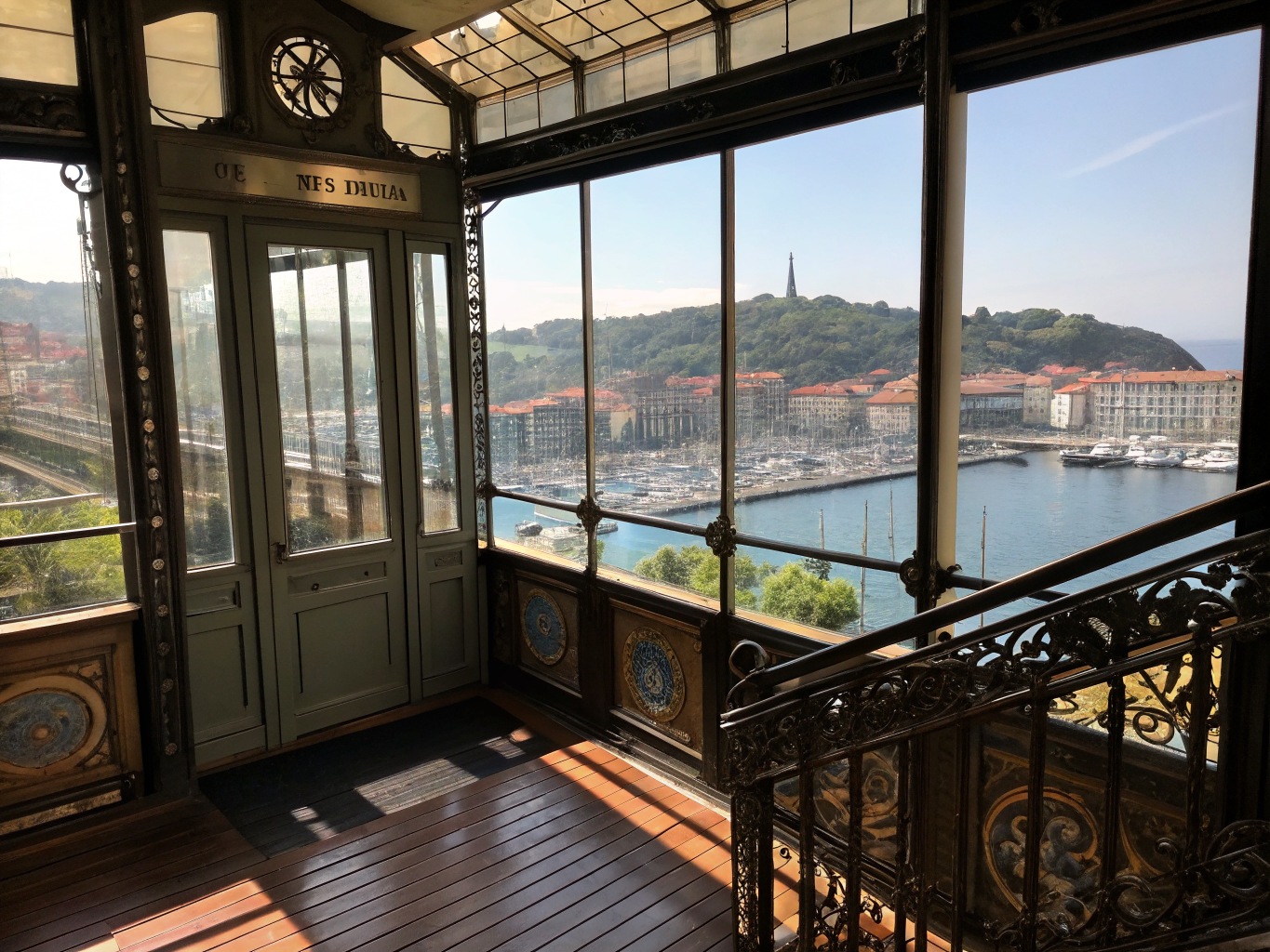 Vistas de San Sebastián desde un ascensor histórico